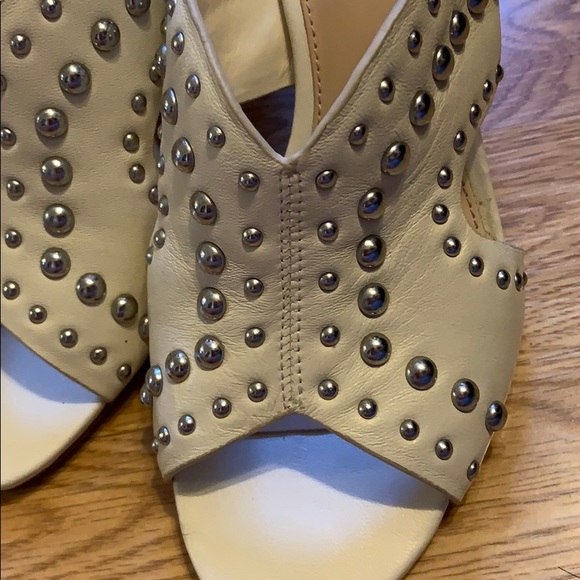 Vince Camuto with silver round studs. - Picture 5 of 8